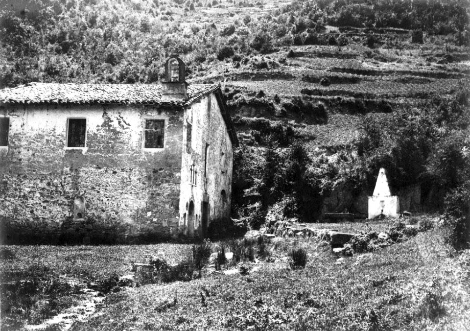 Font de Joan i part d'una masia de Ridaura