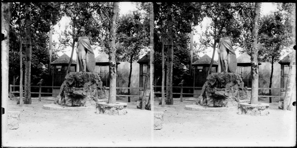 Font amb una escultura davant del zoo del parc de la Ciutadella
