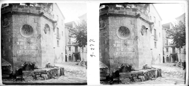 Font de la plaça de l'església a Solsona