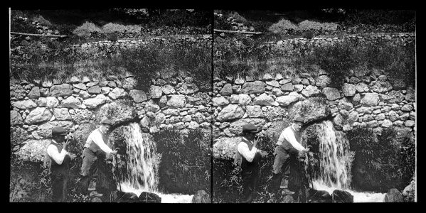 Font del Cardener amb dos homes a la vora
