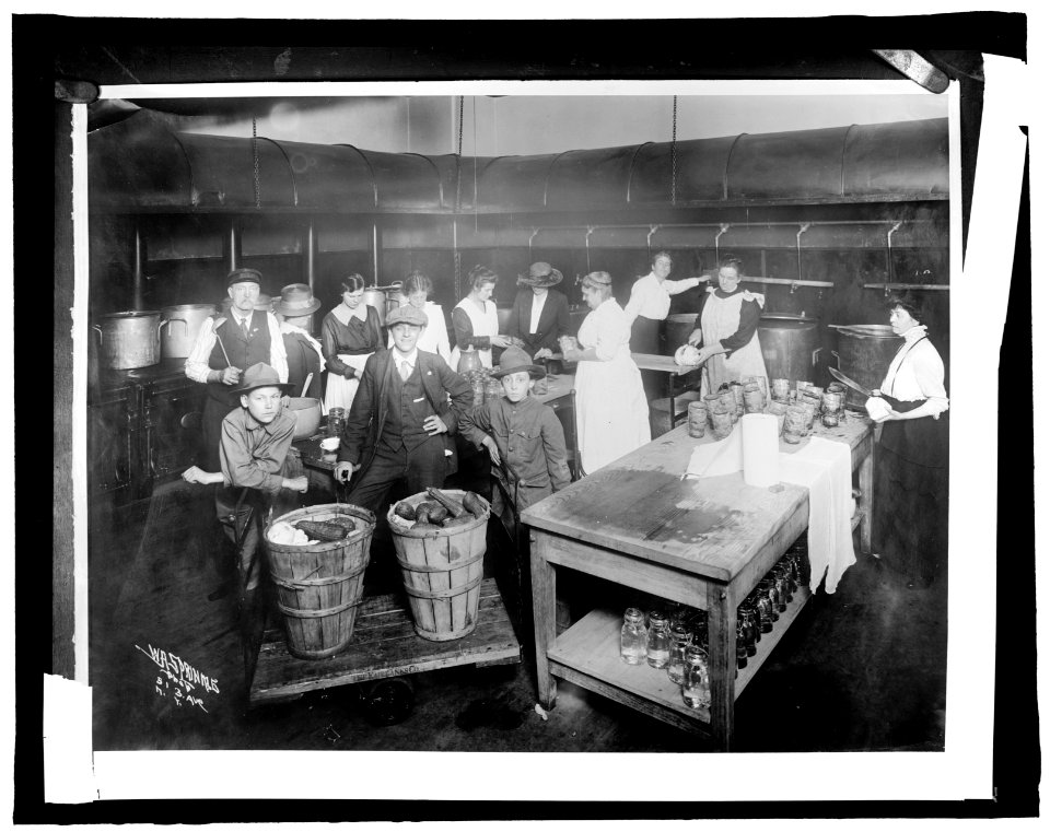 Food Adm. Canning, N.Y.C. LCCN2016824389