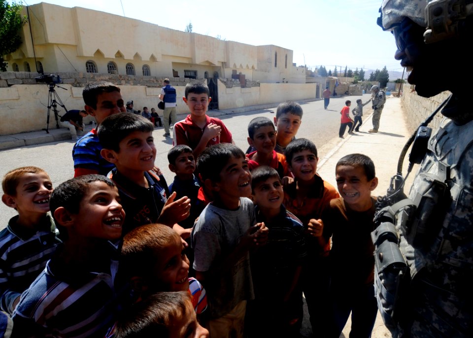 Food bag distribution in Mosul DVIDS209563