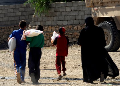 Food bag distribution in Mosul DVIDS209566