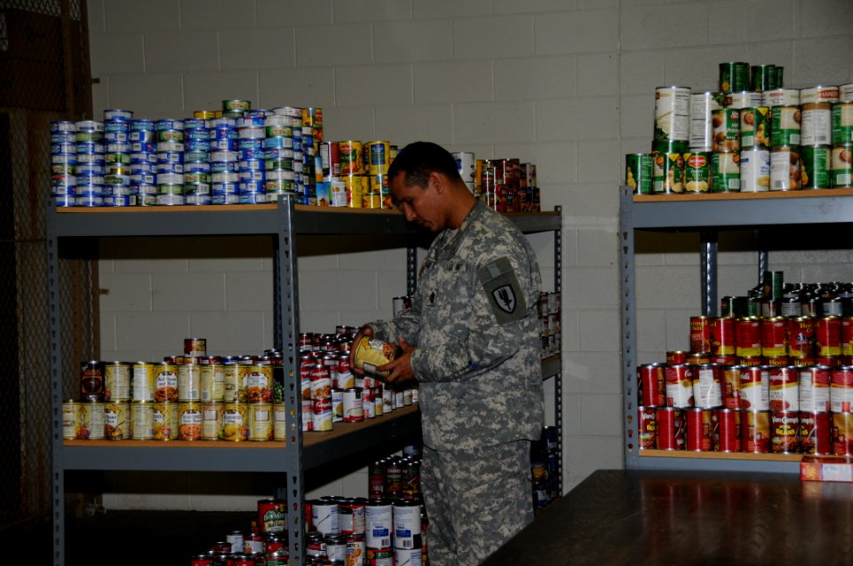 Food drive helps Soldiers, Families (7831858310)