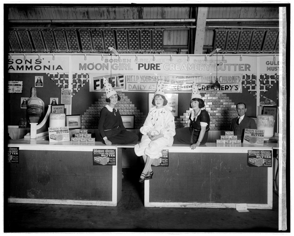 Food Show, 1922, Borden Creamery Co. booth LCCN2016852455