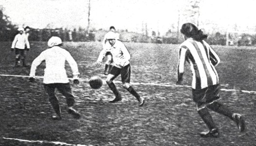 Football féminin français - Melle Laloz (de face, en clair, pour l'En Avant), et une joueuse du Fémina Sport (D., rayée verticalement), en décembre 1920