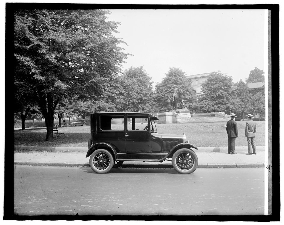 Ford at Sheridan Statue, (Washington, D.C.) LCCN2016825928