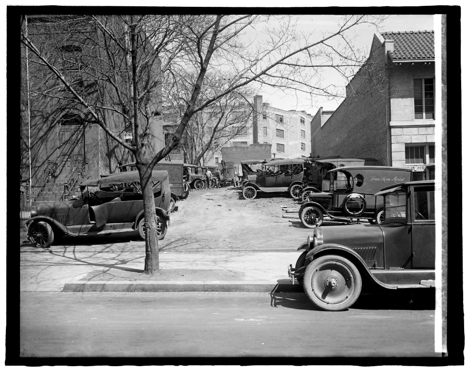 Ford Motor Co. (cars parked at Robey Mtr. Co.) LCCN2016825843