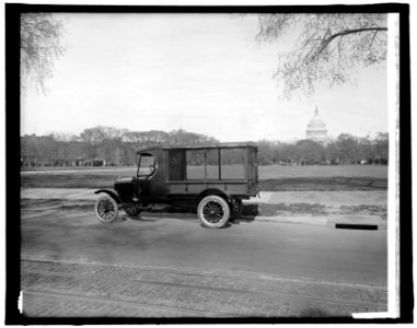 Ford Motor Co. new Ford body (U.S. Capitol, Washington, D.C., in background) LCCN2016824311