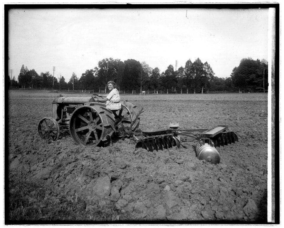Ford tractor demonstration LCCN2016823779