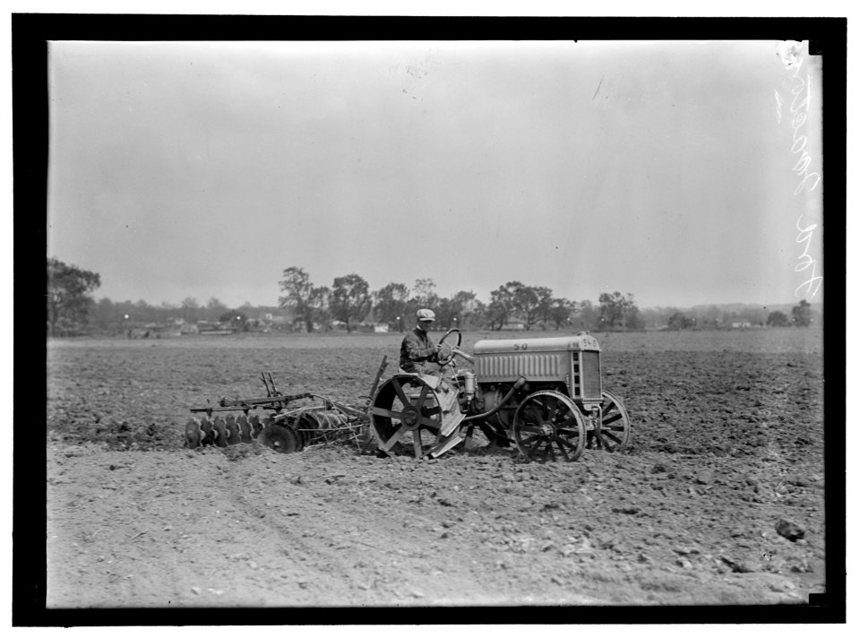 FORD TRACTOR LCCN2016867729