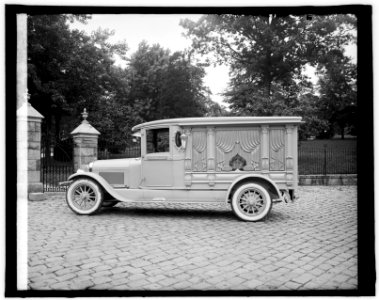 Ford Motor Co. Hanlon Lincoln hearse LCCN2016824334