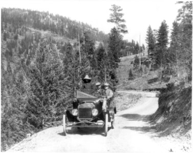Ford auto on mountain road near Idaho Springs, Col. LCCN2011660903