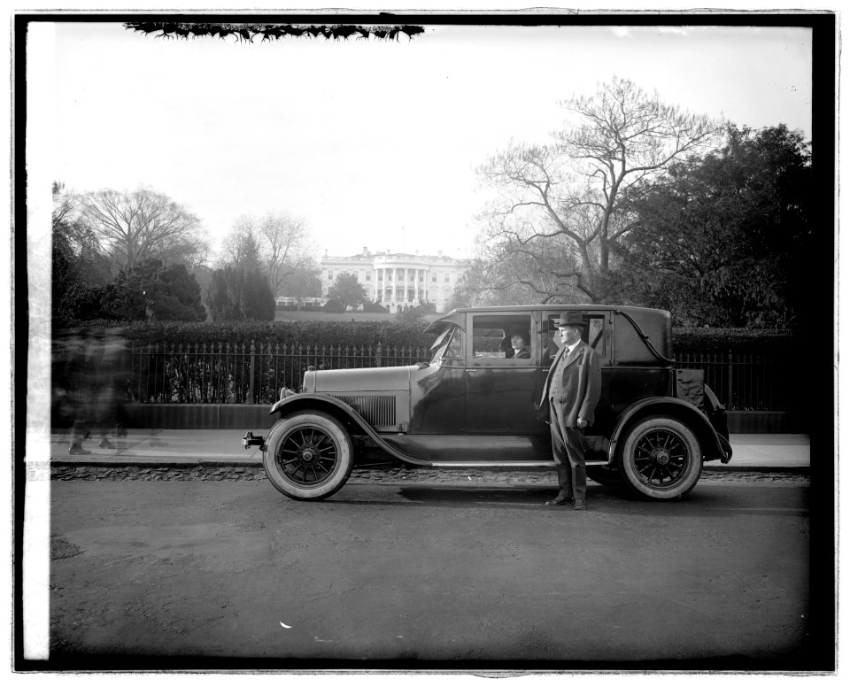 Ford Motor Co., Sen. Jos. T. Robinson of Ark., in Lincoln LCCN2016824209