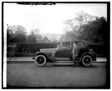 Ford Motor Co., Sen. Jos. T. Robinson of Ark., in Lincoln LCCN2016824209