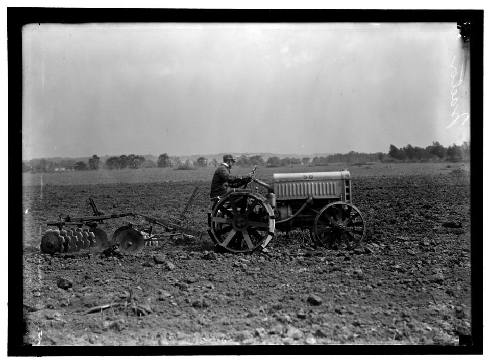 FORD TRACTOR LCCN2016867728