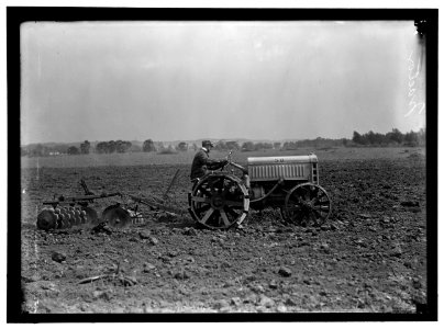 FORD TRACTOR LCCN2016867728