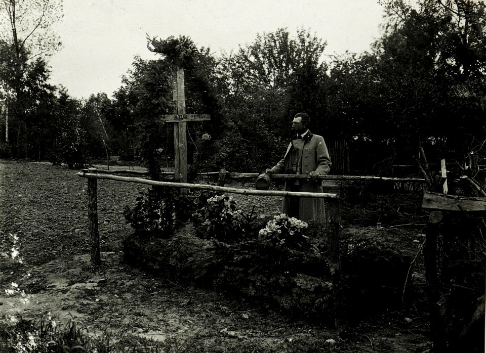 Grab des Zugsführers Oltean Peter, scheinbar des k.u.k. Infanterieregiments 83. Wurde von einem Mann, der sein Gewehr reinigte, durch Unvorsichtigkeit im November 1914 erschossen. (BildID 15589365)