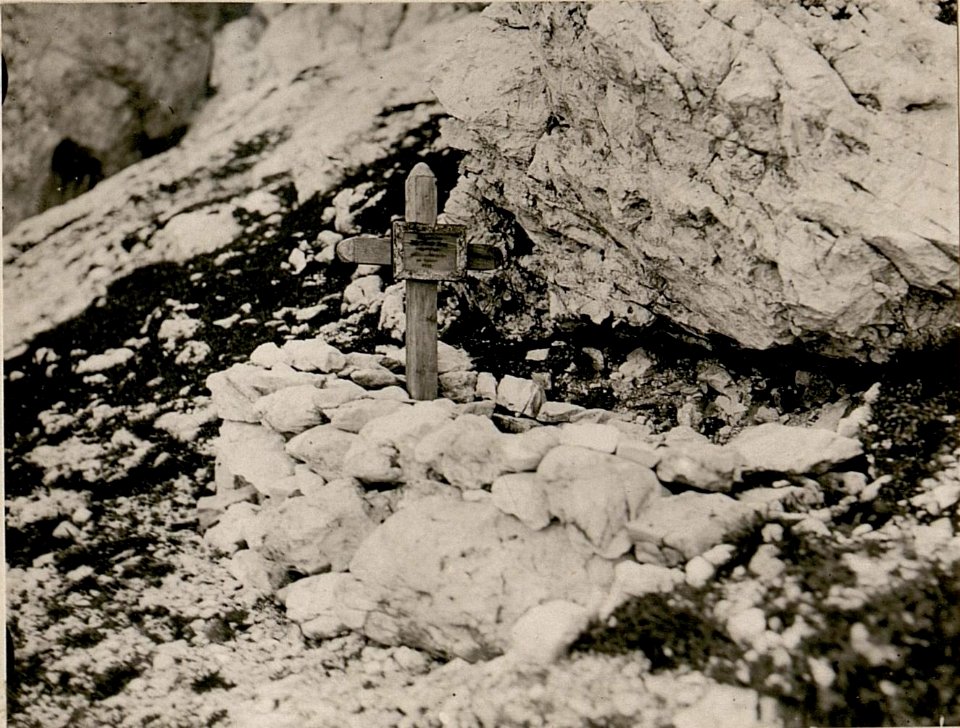 Grab am Kl.Wischberg.(Nordschlucht.) 17-8.1917.) (BildID 15803618)