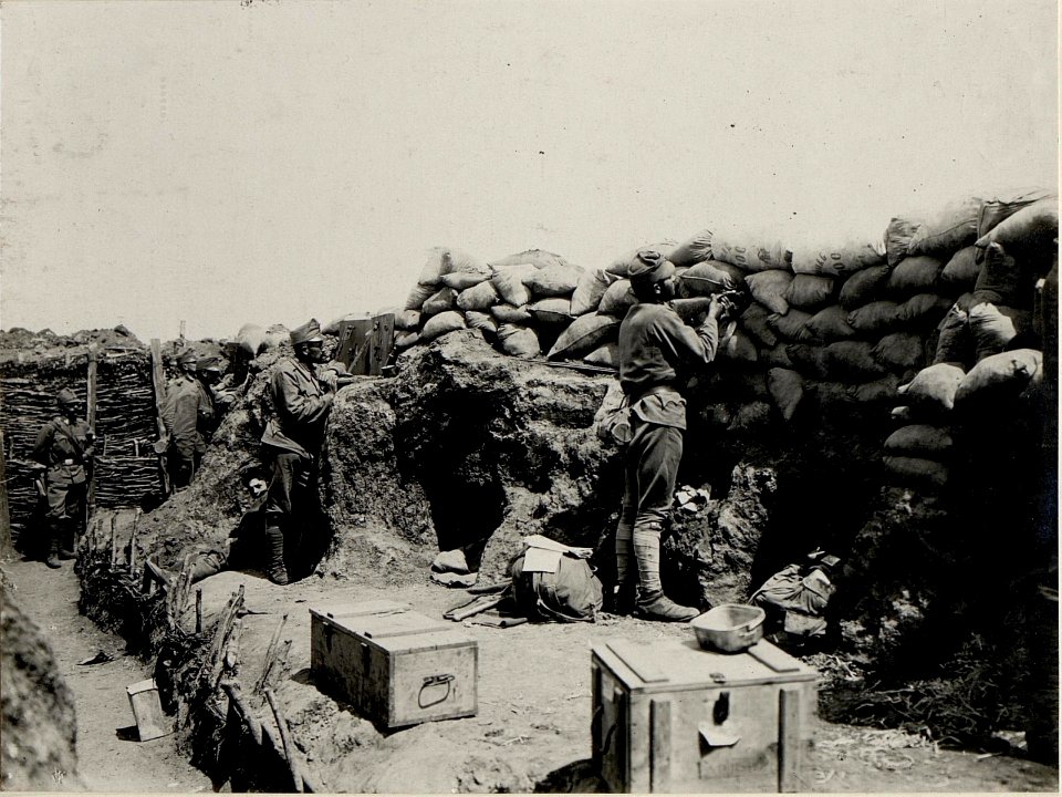 Grabenstück der vierzehnten Kompanie des Infanterieregimentes 6. auf der Worobijowka-Höhe nach der Wiedereroberung am 1. Juli 1916 (BildID 15542303)