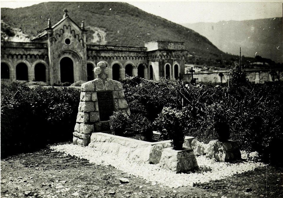 Grabmal des Oberleutnants Fallada am Friedhof Volano. (BildID 15587938)