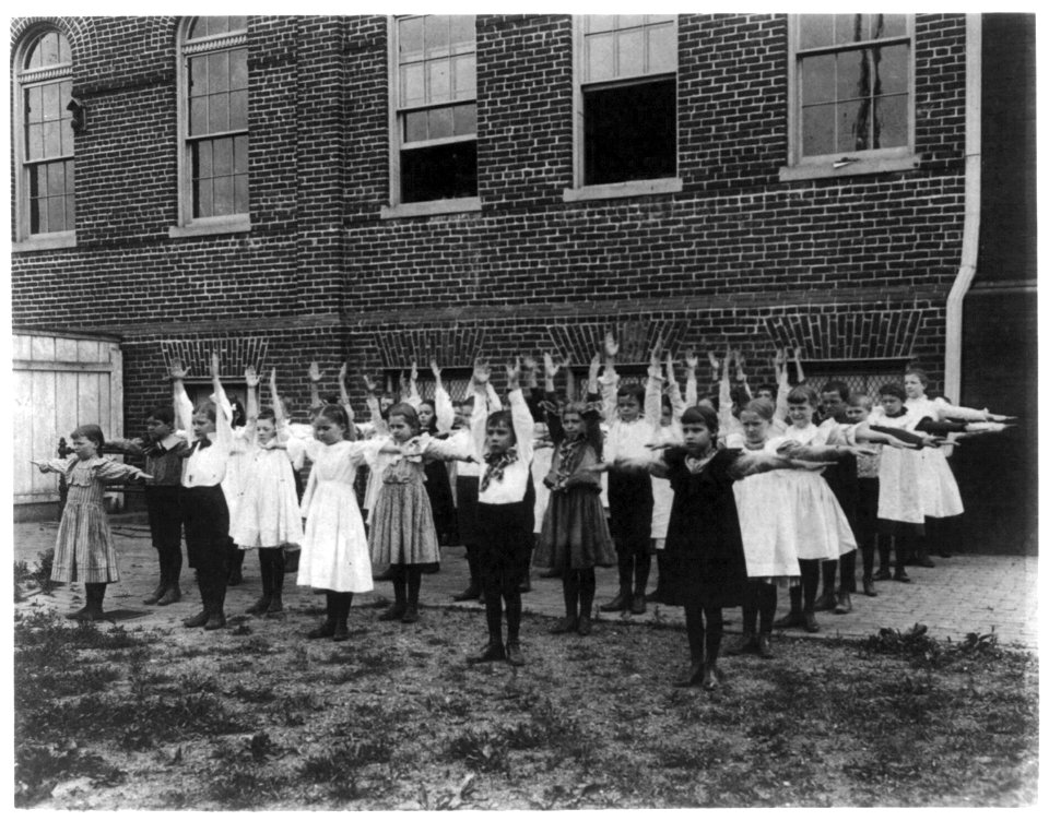 Grade school, Washington, D.C. - outdoor exercise class LCCN2001703717