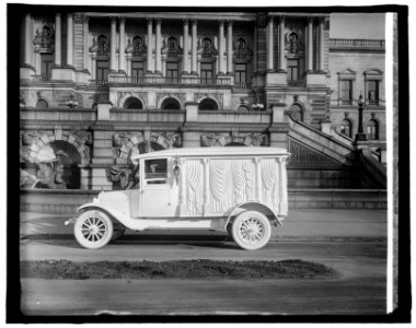 Graham Bros. Sermon Motor Co., (front of Library of Congress, Washington, D.C.) LCCN2016824277