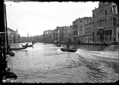 Gran Canal de Venècia amb embarcacions i edificis a banda i banda