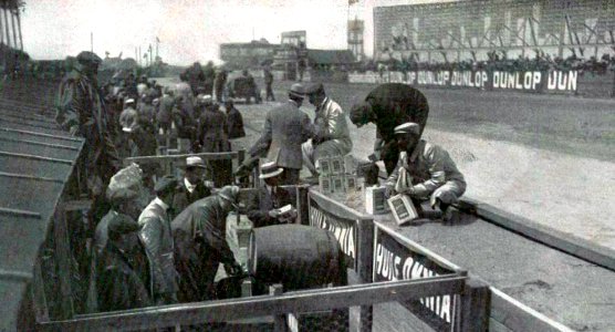 Grand Prix de l'ACF 1908, le ravitaillement en Huile (marque Omnia)