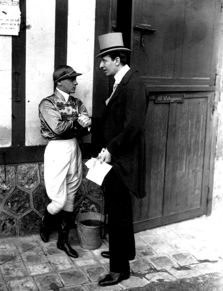 Grand prix du président - modes et élégance - Mr Rotschild, propriétaire de Ossian et son Jockey. (Maison-Laffitte.) - (photographie de presse) - Agence Meurisse