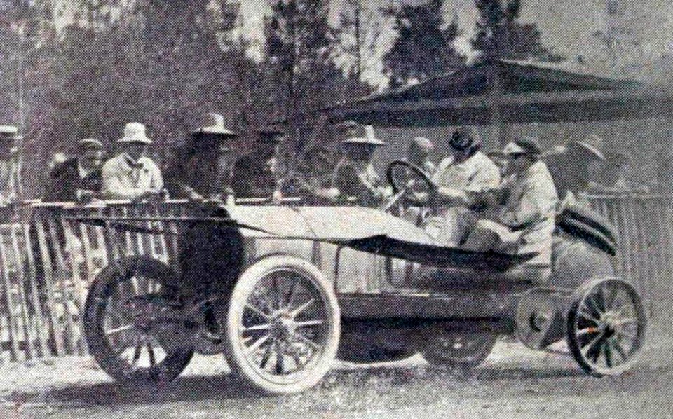 Grand Prix de l'ACF 1906, Marriaux au ravitaillement sur Mercedes 120HP, pneu arrière gauche éclaté