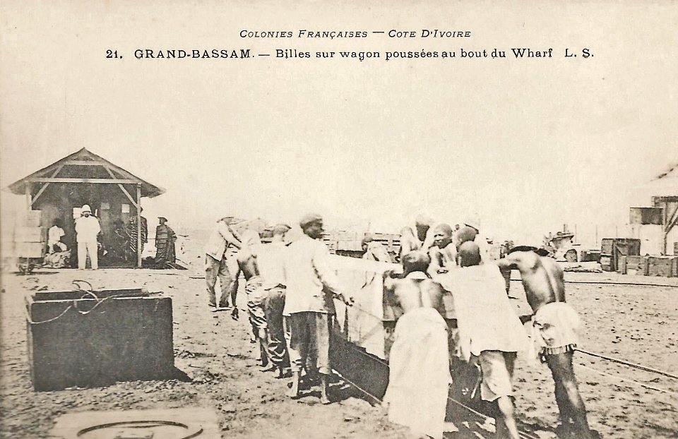 Grand-Bassam-Billes sur wagon poussées au bout du wharf