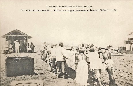 Grand-Bassam-Billes sur wagon poussées au bout du wharf