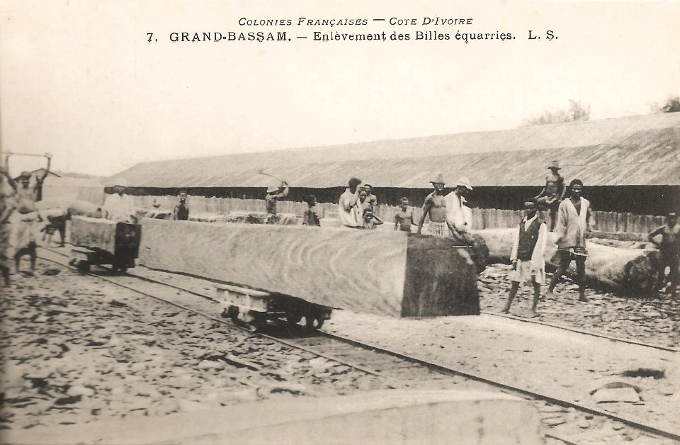 Grand-Bassam-Enlèvement des billes équarries