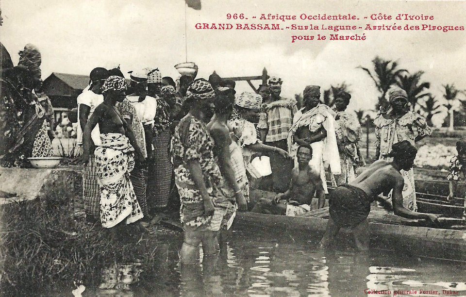 Grand-Bassam-Arrivée des pirogues pour le marché (Côte d'Ivoire)