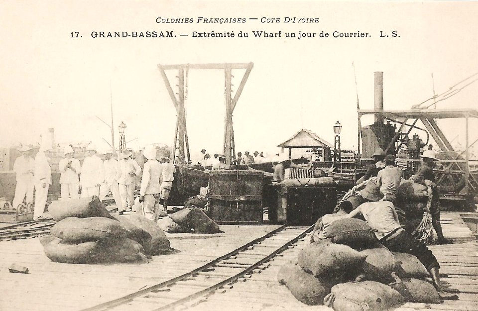 Grand-Bassam-Extrémité du wharf un jour de courrier