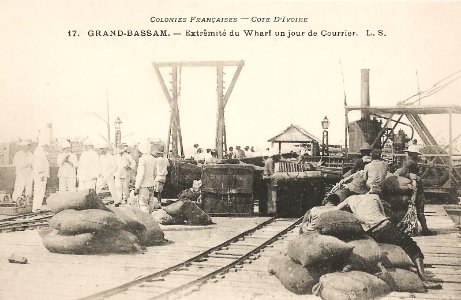 Grand-Bassam-Extrémité du wharf un jour de courrier