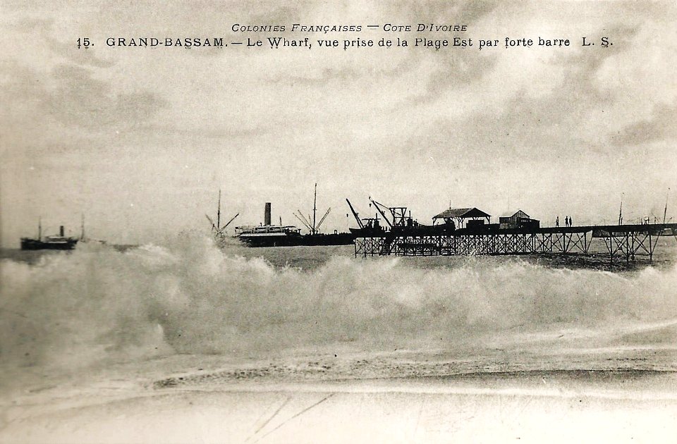 Grand-Bassam-Le Wharf, vue prise de la plage Est par forte barre