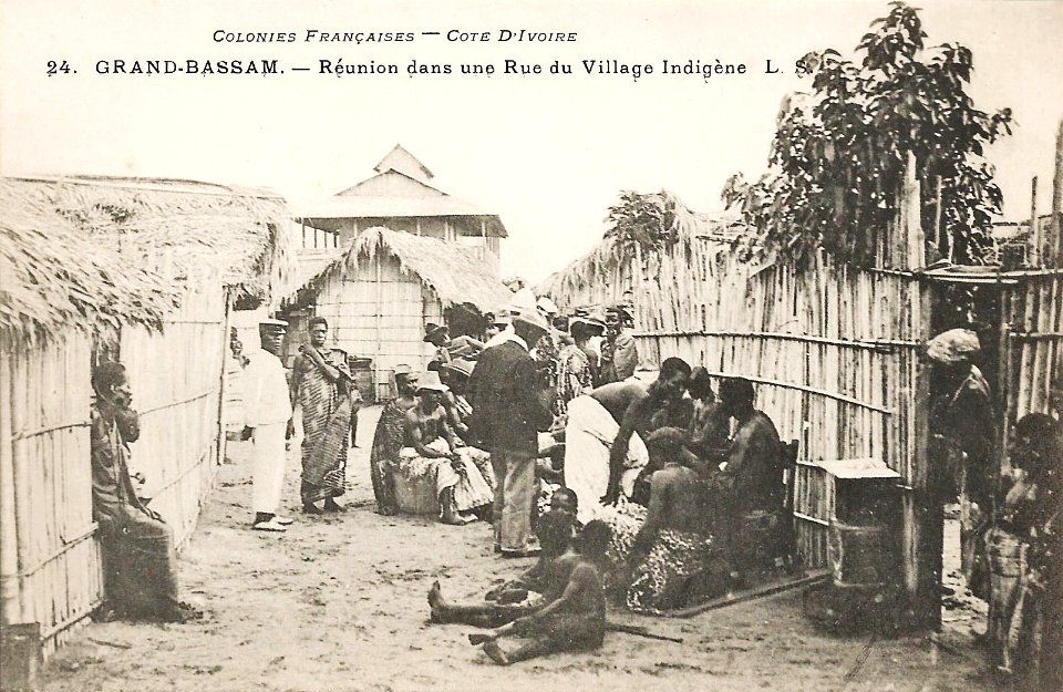 Grand-Bassam-Réunion dans une rue du village indigène