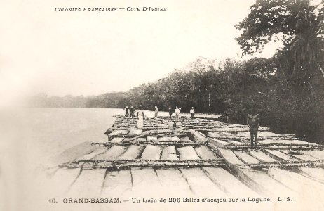 Grand-Bassam-Un train de 206 billes d'acajou sur la lagune