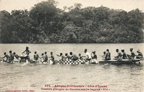 Grande pirogue de guerre sur la lagune Abi (Côte d'Ivoire)