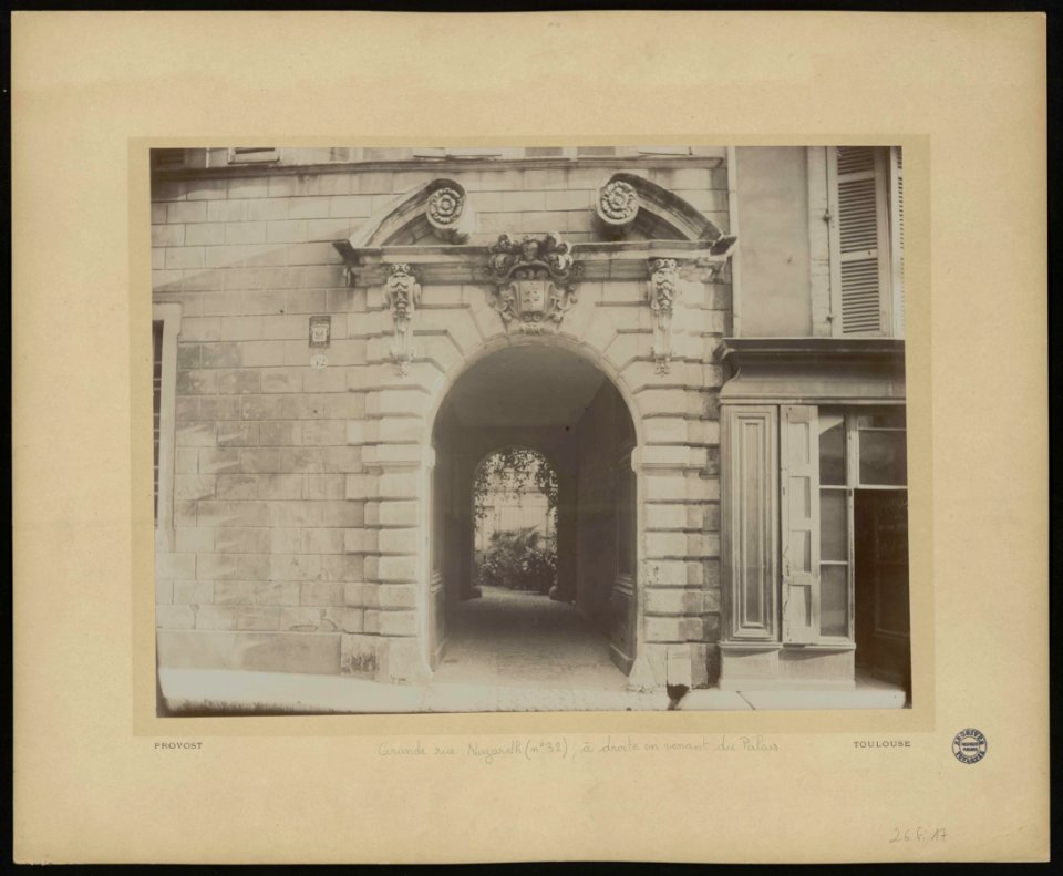 Grande rue Nazareth (N°32), à droite en venant du Palais. - FRAC31555 26Fi17