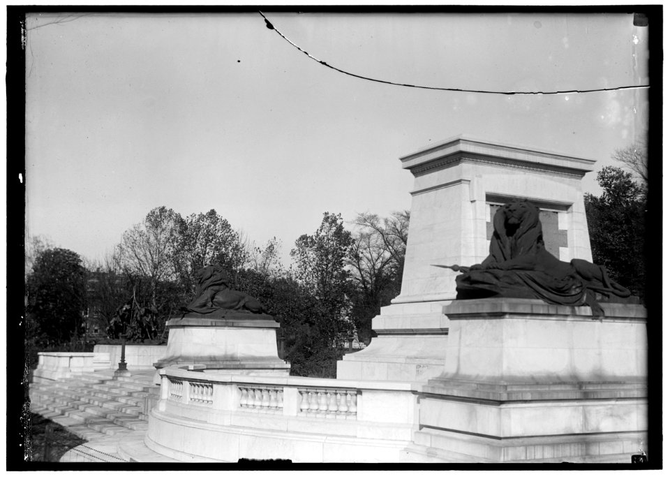 GRANT MEMORIAL AT CAPITOL. LIONS AROUND PEDESTAL FOR GRANT STATUE LCCN2016867519