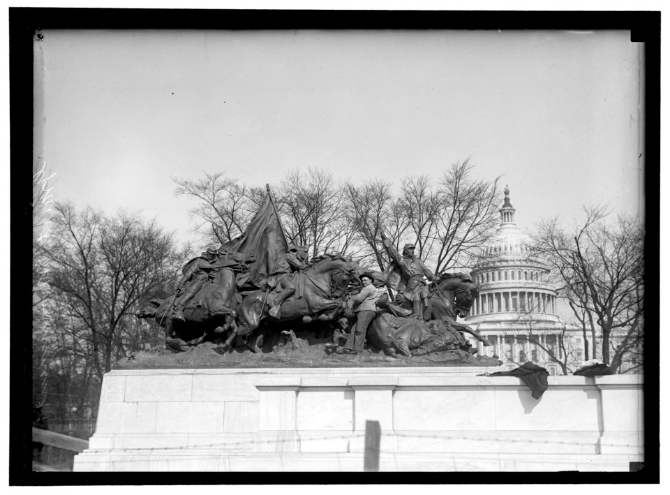 GRANT MEMORIAL AT CAPITOL. CAVALRY GROUP OF STATUARY LCCN2016867234