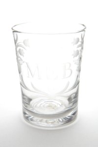 Graverat glas med initialerna MEB som betyder Magnus Eriksson Brahe. Från 1800 cirka - Skoklosters slott - 93499