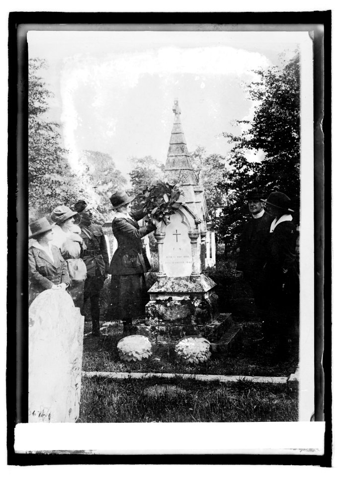 Grave of Florence Nightengale LCCN2016845206