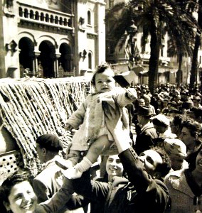 Grateful citizens greet Allied troops entering Tunis, May 1943 (27511076591) photo