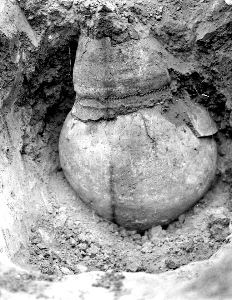Gravurna för fullvuxen in situ. Chiriguano-grav. I graven var begravd en fullväxt person - SMVK - 004905