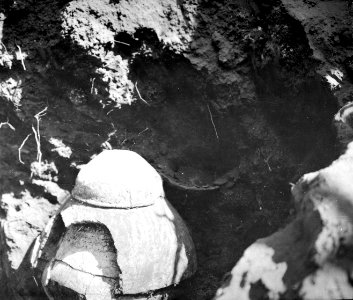 Gravurna täckt med två stenar. Se . Nordenskiöld, Forskningar och äventyr etc - SMVK - 004929 photo