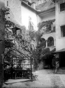 Graz-Krebsenkeller - Hof mit Gästen um 1910